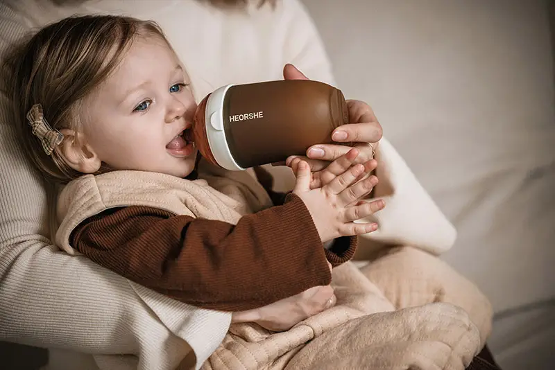 How to Bottle Feed a Baby-1s